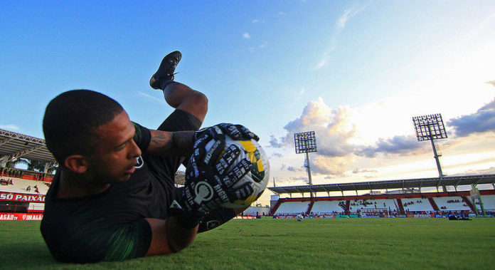 acg-1-x-1-bot-brasileirao-3-rodada-24042022212638617.jpeg Diego Loureiro falhou feio no gol marcado por Marlon Freitas, do Atlético-GO