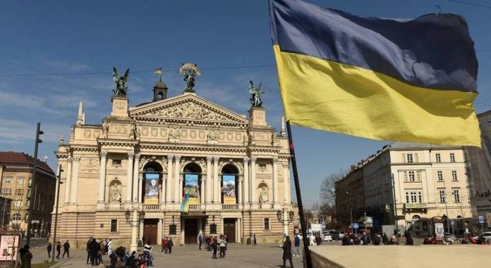 Bandeira ucraniana hasteada em frente ao teatro em Lviv