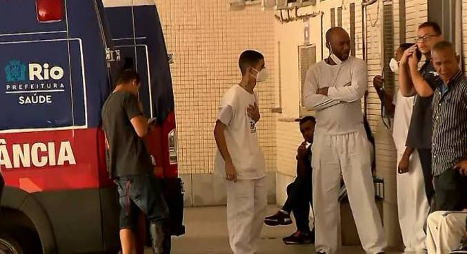 Grávida, mãe desmaia em hospital após morte de menina que sofreu ...