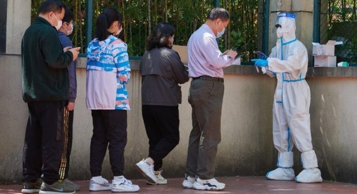 xangai-china-pandemia-20042022074002941.jpeg Voluntário usando equipamento de proteção individual trabalha em Xangai