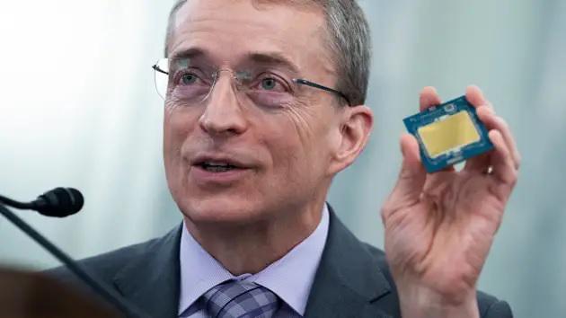 02134004558296.jpg Pat Gelsinger, o CEO da Intel, segurando um de seus processadores