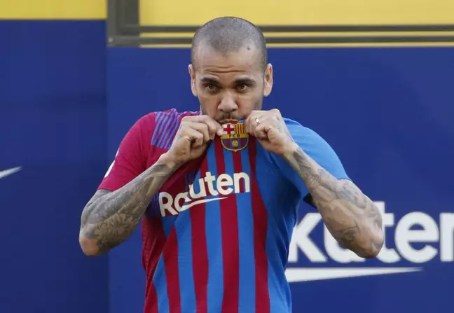 2021-11-17t133436z_974687673_up1ehbh11pn1j_rtrmadp_3_soccer-spain-fcb-alves.webp.webp No fim de contrato com o Barça, Daniel Alves faz pedido sobre futuro
