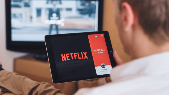 Homem assistindo Netflix no tablet (Imagem: Cardmapr/Unsplash)