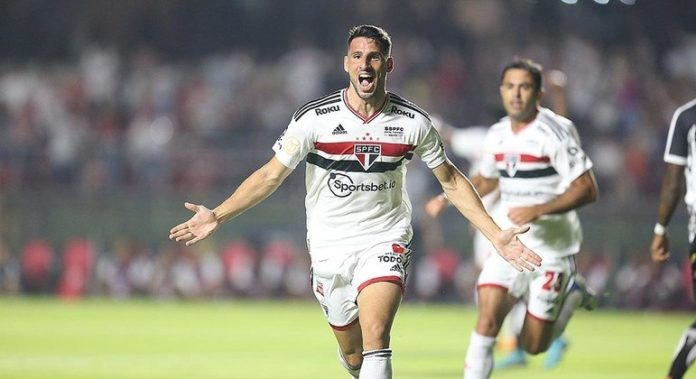 Calleri comemora gol contra o Santos