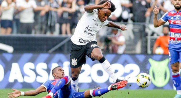 Meia-atacante Willian em disputa de jogada com o marcador do Fortaleza, no jogo de domingo