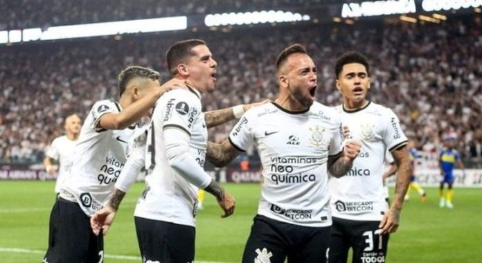 Jogadores do Corinthians comemoram gol na Neo Química Arena