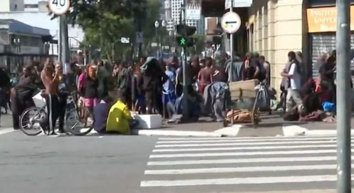 Após megaoperação na Cracolândia, usuários de drogas mudam para rua do Triunfo