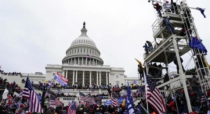 Centenas de pessoas invadiram a sede Congresso dos EUA em janeiro de 2021