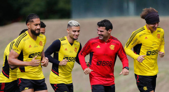Jogadores em treino do Flamengo no CT Ninho do Urubu, nesta quinta-feira (19)
