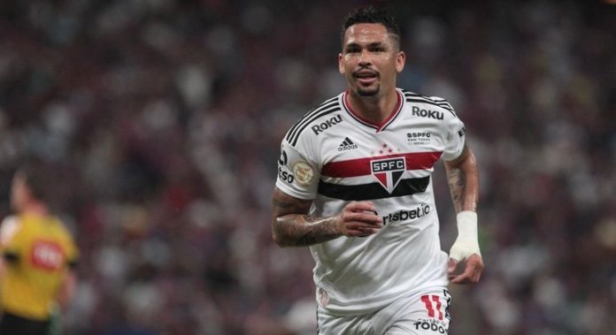 Luciano em partida contra o Fortaleza pelo Brasileirão