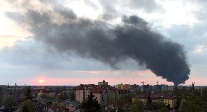 A cidade de Lviv foi bombardeada e sofre sem energia elétrica em algumas áreas