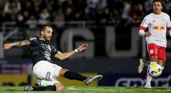 Renato Augusto finaliza para marcar o único gol na vitória do Corinthians contra o Bragantino