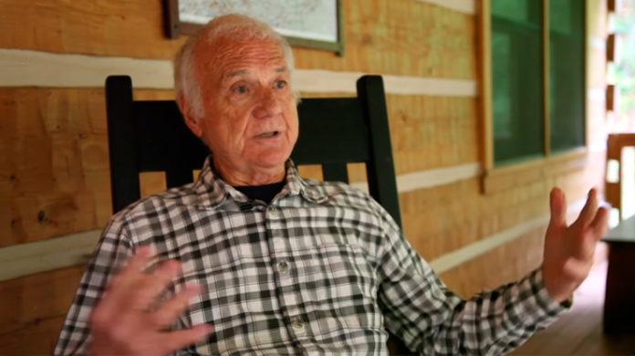 Aos 83 anos, padre deixa igreja e se torna astro de pornô gay