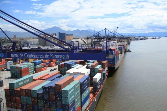 Movimento de carga no Porto de Paranaguá 