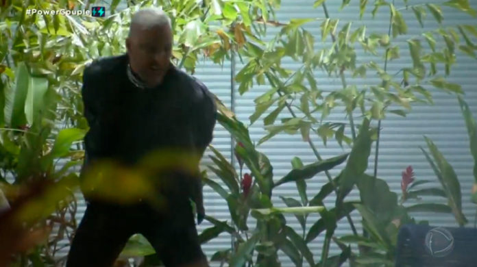 Power Couple: Rogério tenta agredir Cartolouco e quebra janela