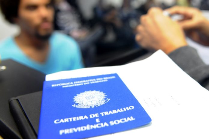 trabalho-emprego-carteira-de-trabalho-foto-agencia-brasilia.jpg