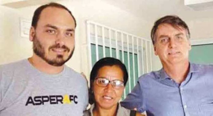 Wal do Açaí (ao centro) com o presidente Jair Bolsonaro (à direita) e o filho Carlos Bolsonaro