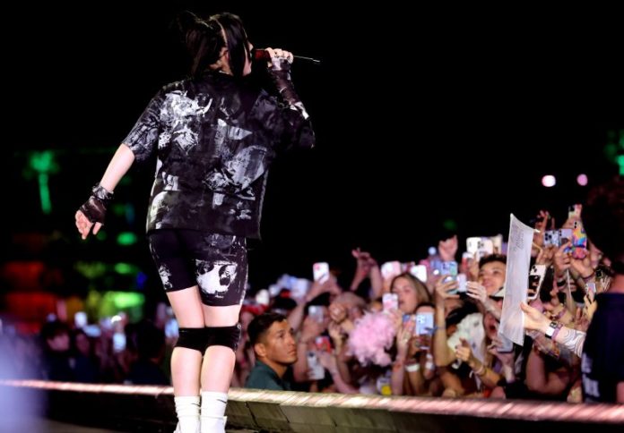 Billie Eilish admite uso de dublê em seu show no Coachella 2022