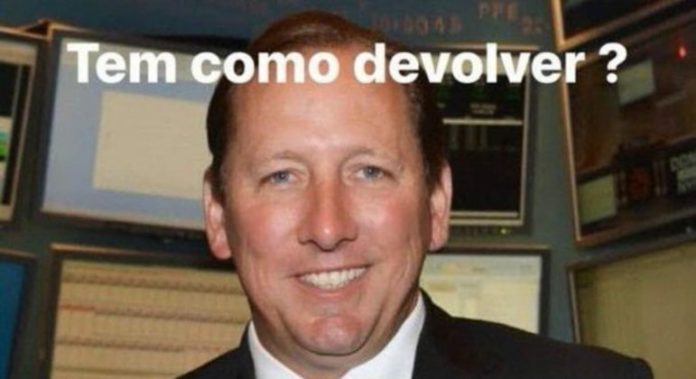 John Textor e o Botafogo sofreram uma enxurrada de memes depois de o Alvinegro ser derrotado por 1 a 0 pelo Fluminense, com gol do zagueiro Manoel. Nas redes sociais, não faltaram zoeiras com o dono da SAF do Botafogo, além de muitas outras provocações após o clássico. Veja!