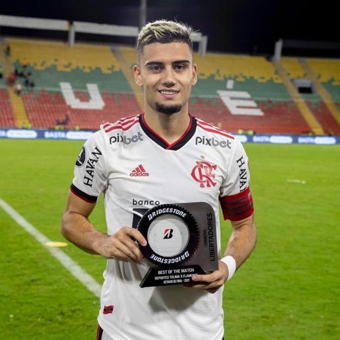 andreas-pereira-30062022001323044.jpeg Andreas Pereira recebendo destaque da partida entre Tolima e Flamengo, pela Libertadores