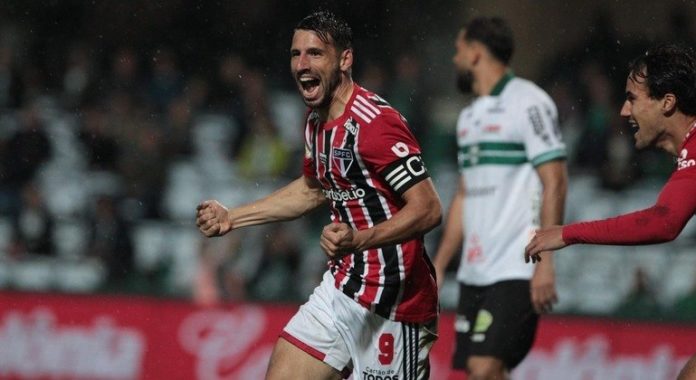 Calleri comemora gol diante do Coritiba