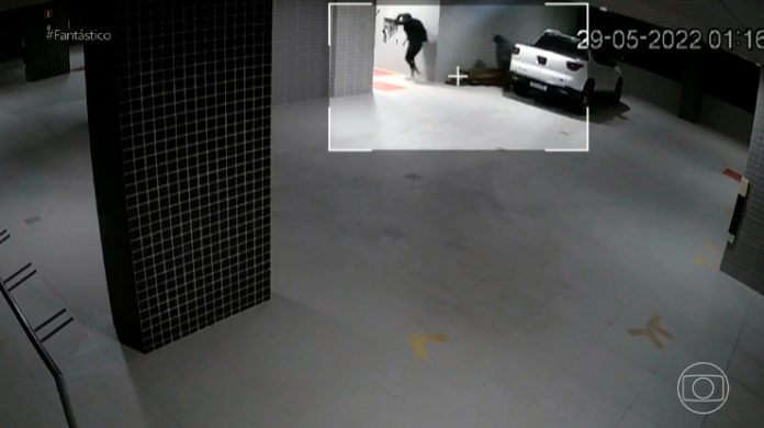 "Fantástico" exibe cenas do assalto ao apartamento de Carlinhos Maia