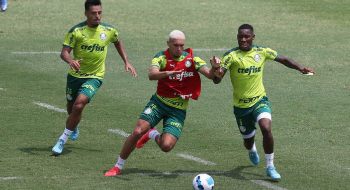 Navarro e De Paula brigam pela posse de bola em treino do Palmeiras durante o Paulistão 2022