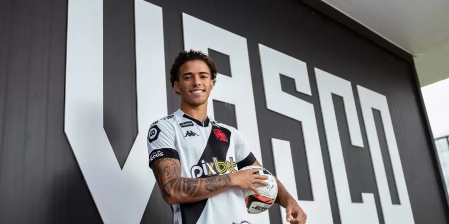 figueiredo-recebeu-uol-esporte-para-entrevista-exclusiva-e-falou-sobre-o-vasco-a-carreira-e-o-golaco-a-106-kmh-1652838311621_v2_900x506.jpg-900x450.webp.webp Multa de Figueiredo é considerada alta e Vasco enxerga potencial de venda no atacante
