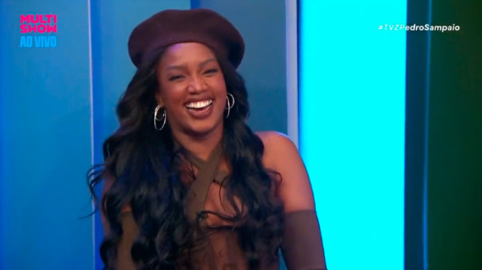 IZA desmente e brinca com rumores de gravidez no "TVZ"