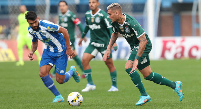 Navarro domina a bola na Ressacada durante o empate entre Palmeiras e Avaí pelo Brasileirão
