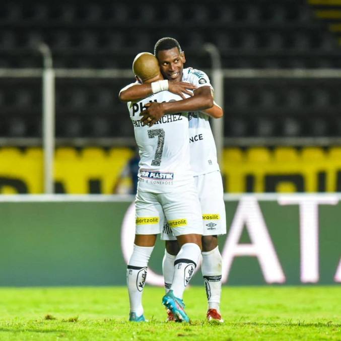 sanchez-e-angulo-do-santos-29062022235344357.jpeg Sánchez (camisa 7) abraça Angulo após gol de empate do Santos na Venezuela