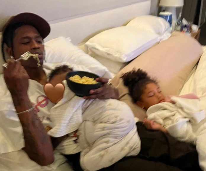Kylie Jenner divide registro raro de Travis Scott com os filhos