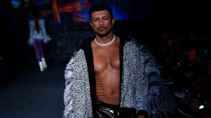 Xamã estreia na passarela durante desfile no SPFW