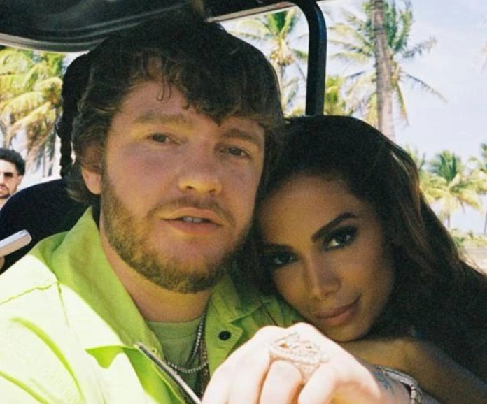 Anitta relata situação com namorado: "A família viu ele pelado"