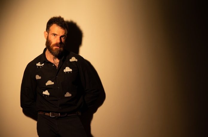 Quem é Chico Felitti, criador de "A Mulher da Casa Abandonada"?