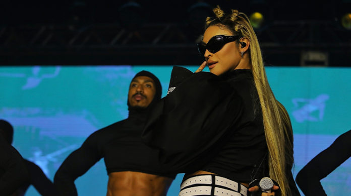 Streamer decide jogar peruca para Pabllo Vittar finalizar show