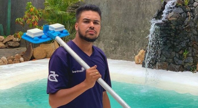 rhuan-felix-piscina-limpador-tiktok-05072022205906038.jpeg Rhuan aprendeu o ofício com a família