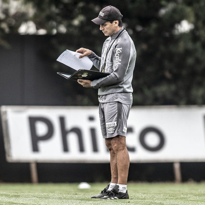 tecnico-fabian-bustos-do-santos-05072022170008060.jpeg Técnico Fabián Bustos: 30 partidas no Santos e situação ameaçada atualmente