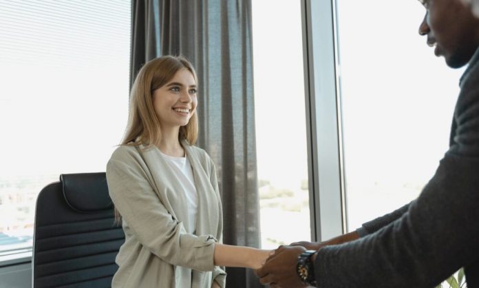 Vagas de Emprego: Fast Shop oferece 20 vagas em diversos lugares do Brasil.