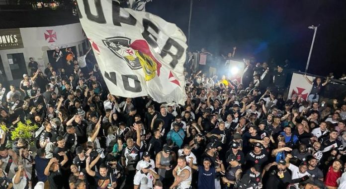 Torcedores do Vasco celebraram na sede do Calabouço a venda do futebol à 777 Partners