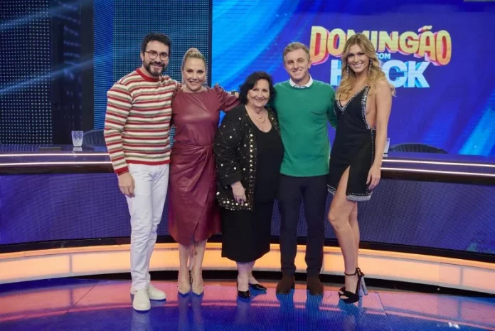 "Domingão" estreia com Lívia Andrade e novo duelo no "Batalha do LipSync"