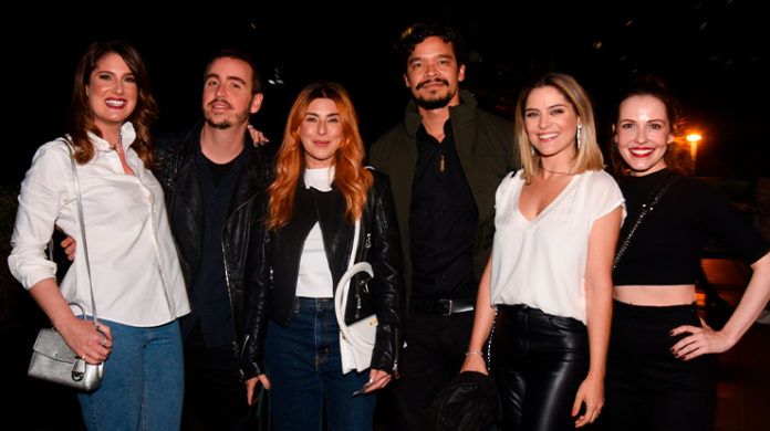 Elenco da série "Sandy & Junior" se encontra em show da cantora