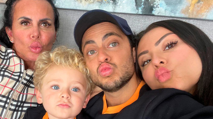 Esposa de Thammy Miranda se estressa com perguntas sobre filho