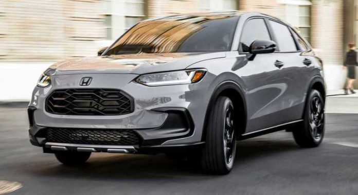 Crossover tem uma ampla grade, faróis afilados e um longo capô com dois grandes vincos