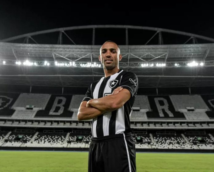 fechado-fernando-marcal-foi-anunciado-pelas-redes-sociais-do-botafogo-apesar-de-tudo-certo-entre-a-equipe-brasileira-e-o-lateral-ele-apenas-podera-jogar-pelo-clube-carioca-16062022173435535.jpeg