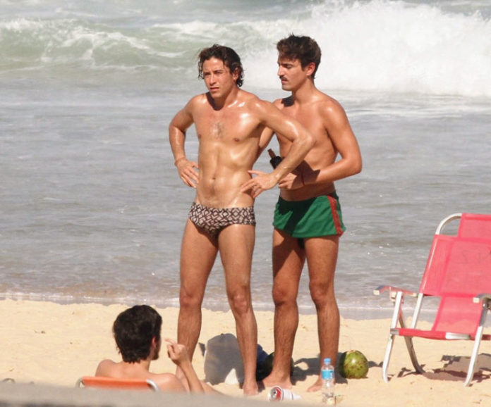 Que delícia! Jesuíta Barbosa volta a curtir dia de praia com affair