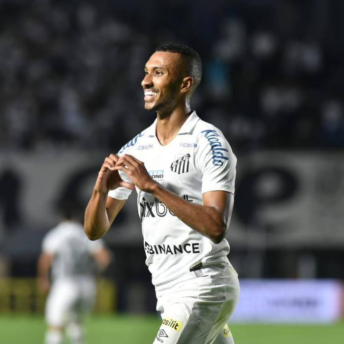 lucas-braga-do-santos-21082022213002223.jpeg Lucas Braga festeja seu gol na Vila Belmiro neste domingo: festa com a torcida
