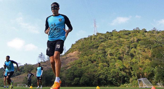victor-cuesta-botafogo-02082022160015168.jpeg Victor Cuesta em atividade do Botafogo no CT Lonier