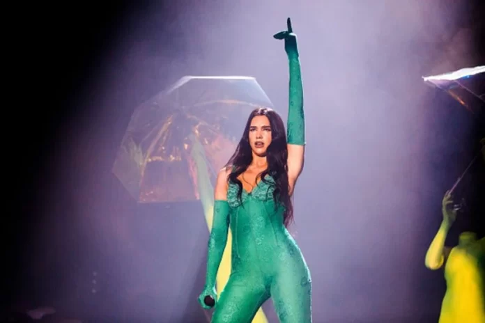 Fã leva para casa elemento da cenografia do show da Dua Lipa