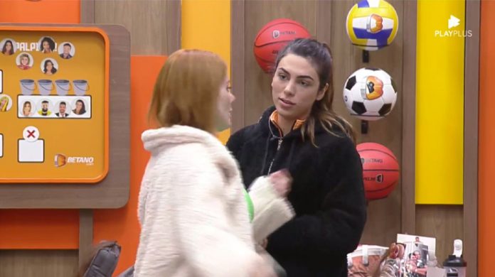 Deborah e Pétala brigam em "A Fazenda": "não vem fazer draminha"